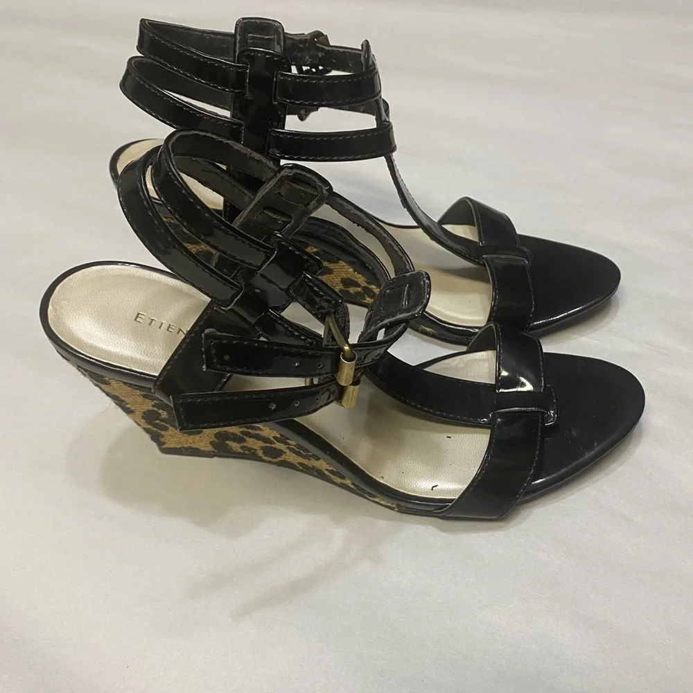 Etienne Aigner Women’s Wedge Sandals Size 6 Animal Print T-strap Buckles